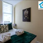 Three-Bedroom Apartment At Bluehouse Short Lets In Brighton With Garden For Family Relaxation