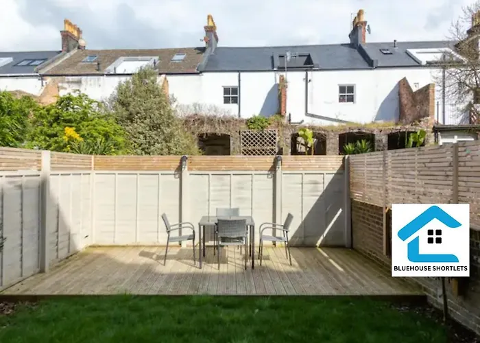 Three-Bedroom Apartment At Bluehouse Short Lets In Brighton With Garden For Family Relaxation