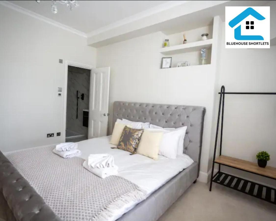 Three-bedroom At Bluehouse Short Lets In With Garden For Family Relaxation Apartment *