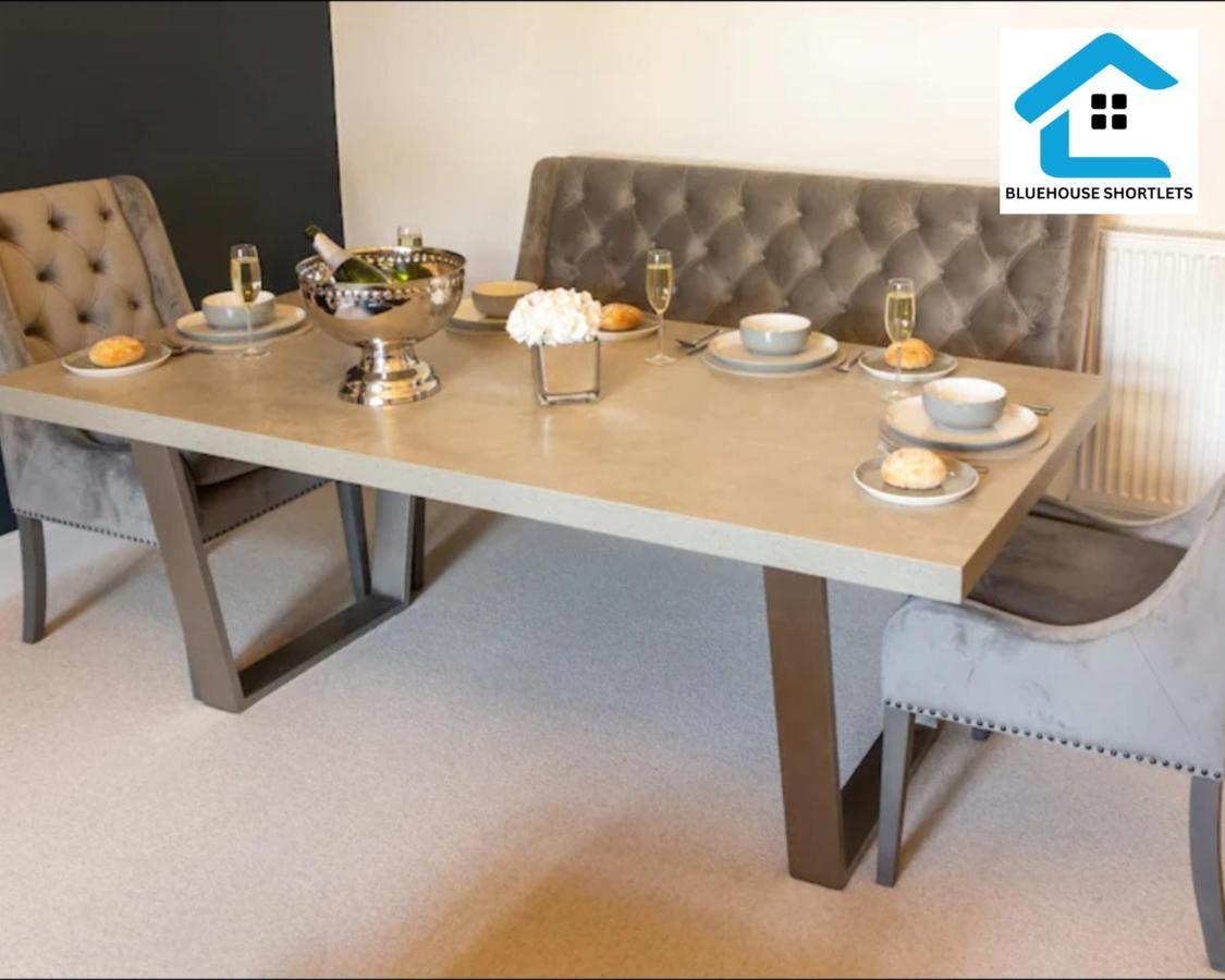 Three-bedroom At Bluehouse Short Lets In With Garden For Family Relaxation Apartment