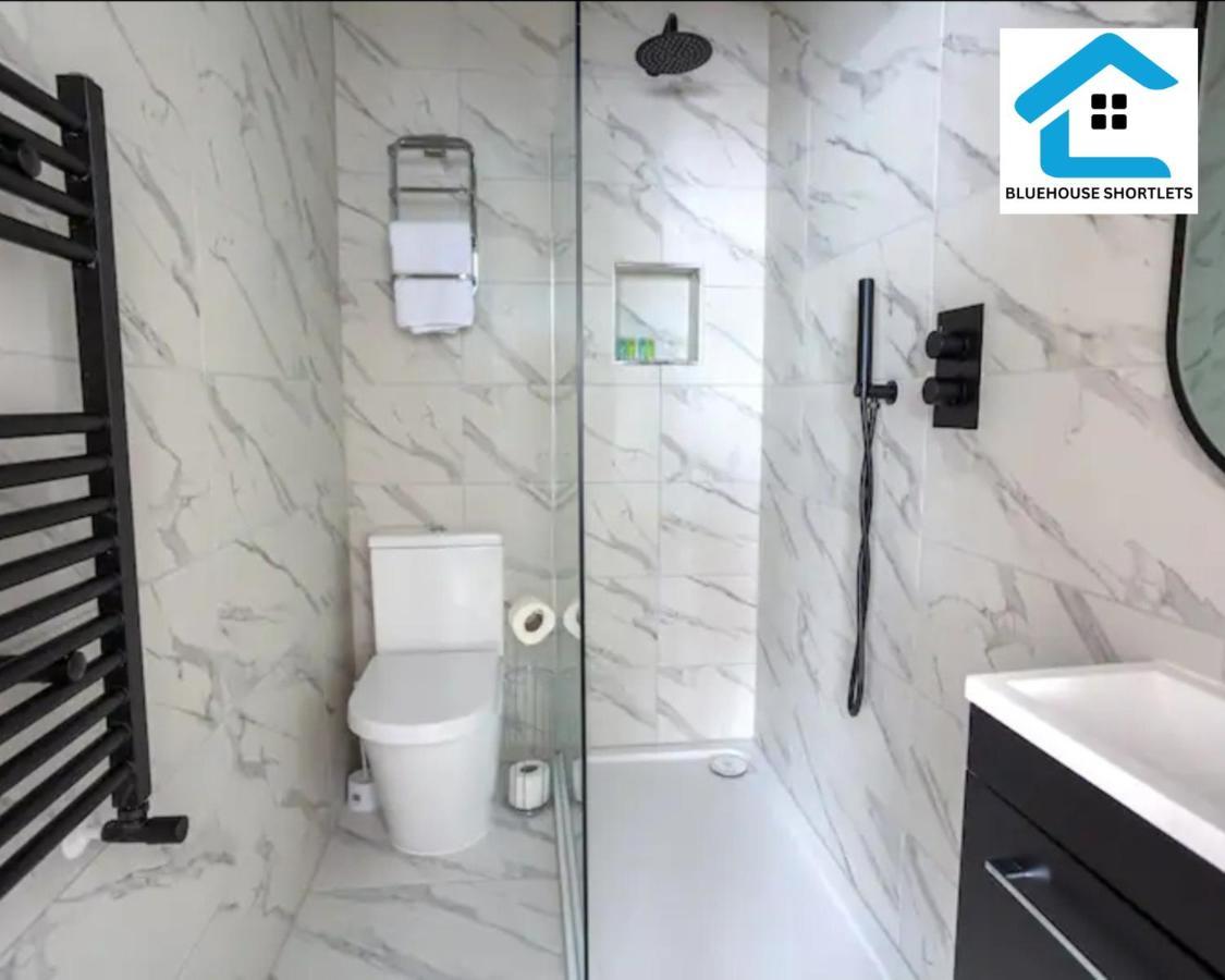 Apartment Three-bedroom At Bluehouse Short Lets In With Garden For Family Relaxation *